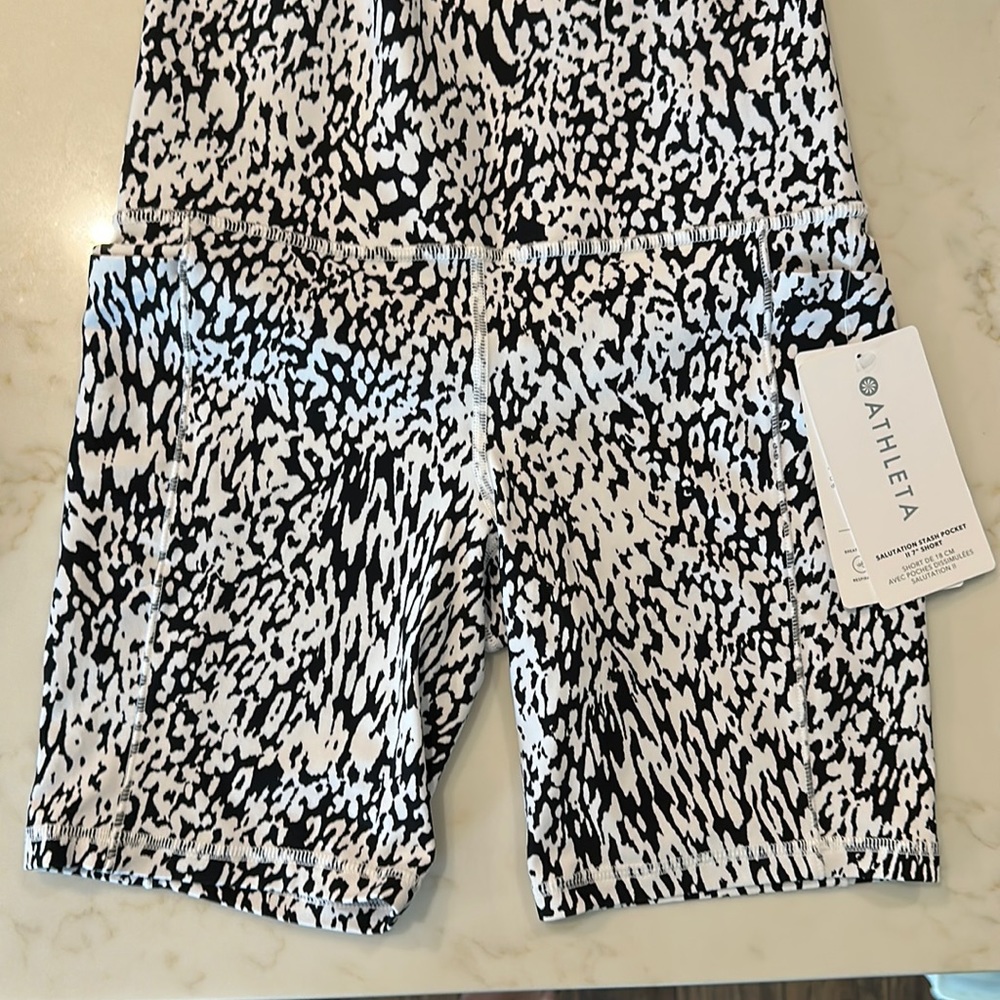 NWT Athleta Salutation Stash Pocket II 7” short